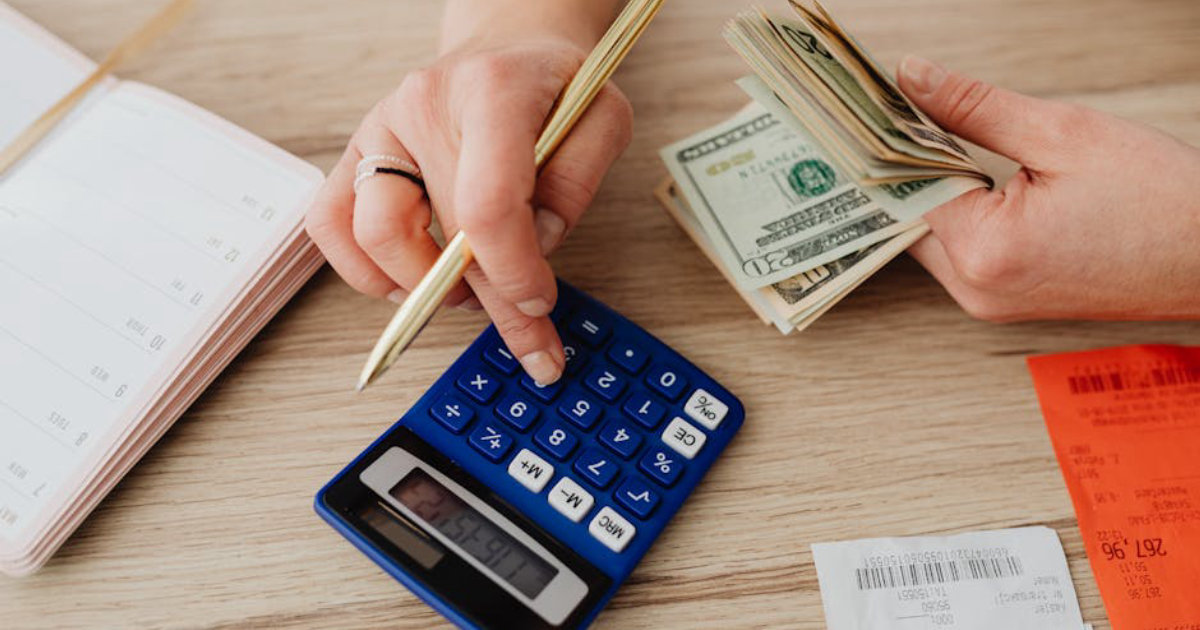 10 Ways to Seamlessly Track Income and Expenses with MoneyRoo