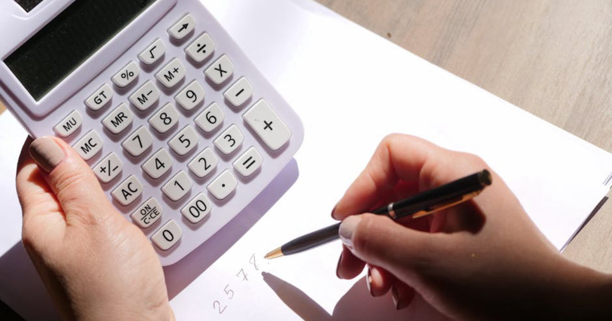 Case Study: How a Family Consolidated Multiple Accounts and Cut Overspending by 40% Using MoneyRoo's Dashboard Insights